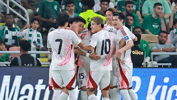 Soccer Football - World Cup - Asian Qualifiers - Third Round - Group C - Saudi Arabia v Japan - King Abdullah Sport City, Jeddah, Saudi Arabia - October 10, 2024 Japans Daichi Kamada celebrates scoring their first goal with teammates REUTERS/Stringer
