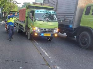 Truk Tabrak Separator Busway di Jl S Parman, Lalin Arah Slipi Macet