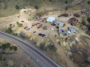 Mencekam! Lift Tambang Rusak, 12 Turis Terjebak 300 Meter di Bawah Tanah Mencekam! Lift Tambang Rusak, 12 Turis Terjebak 300 Meter di Bawah Tanah