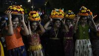 Melihat Perayaan Festival Bathukamma di Hyderabad India