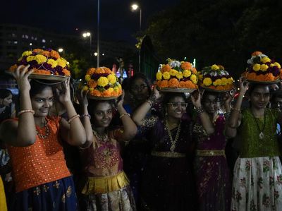 Melihat Perayaan Festival Bathukamma di Hyderabad India