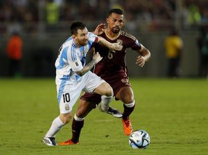 Messi Keluhkan Lapangan Becek usai Argentina Ditahan Imbang Venezuela Messi Keluhkan Lapangan Becek usai Argentina Ditahan Imbang Venezuela