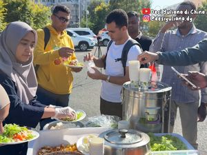 Salut! YouTuber Ini Rutin Bagikan Makanan Jumat Berkah di China Salut! YouTuber Ini Rutin Bagikan Makanan Jumat Berkah di China