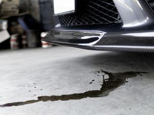 Mudah! Begini Tips Hilangkan Noda Oli di Dinding dan Lantai Garasi