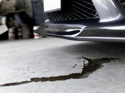 Cara Ampuh Bersihkan Noda Bekas Oli di Lantai Carport, Gampang!