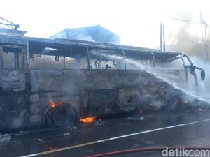 Bus Medali Mas Ludes Terbakar di Jalan Poros Nasional Lamongan Bus Medali Mas Ludes Terbakar di Jalan Poros Nasional Lamongan