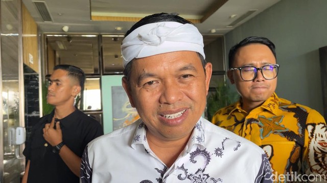 Berita Seputar Selebriti Insertlive Terkini : Denny Cagur Kritik Pengiriman Anak ke Barak Militer, Dedi Mulyadi Bilang...