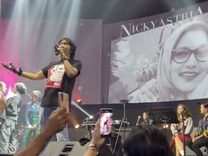 Ikang Fawzi Kenang Kembali Marissa Haque di Atas Panggung Ikang Fawzi Kenang Kembali Marissa Haque di Atas Panggung