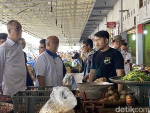 Blusukan ke Pasar Sukabumi, Ilham Habibie Soroti Penurunan Daya Beli Warga