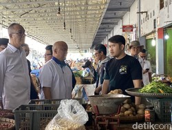 Blusukan ke Pasar Sukabumi, Ilham Habibie Soroti Penurunan Daya Beli Warga