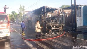 Bus Terbakar di Jalan Poros Nasional Lamongan