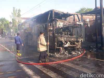 Bus Terbakar di Jalan Poros Nasional Lamongan