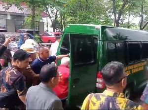 6 Tersangka Korupsi Izin Tambang Diserahkan ke Kejari Lahat 6 Tersangka Korupsi Izin Tambang Diserahkan ke Kejari Lahat