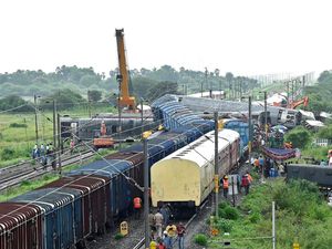 Kereta Barang dan Kereta Penumpang Adu Banteng di India Kereta Barang dan Kereta Penumpang Adu Banteng di India
