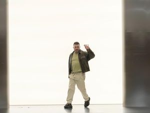 Perpisahan Elegan Desainer Kim Jones dari Dior Setelah 6 Tahun Bersama Perpisahan Elegan Desainer Kim Jones dari Dior Setelah 6 Tahun Bersama