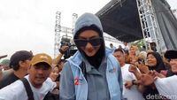 Senyuman Paula Verhoeven Ditanya soal Permohonan Cerai Baim Wong