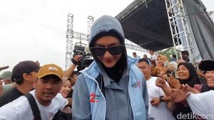 Senyuman Paula Verhoeven Ditanya soal Permohonan Cerai Baim Wong