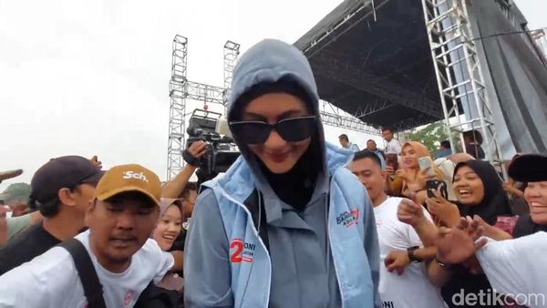 Senyuman Paula Verhoeven Ditanya soal Permohonan Cerai Baim Wong