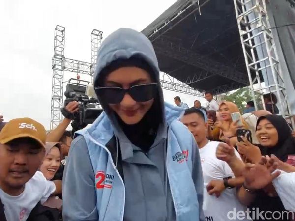 Senyuman Paula Verhoeven Ditanya soal Permohonan Cerai Baim Wong