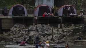 Berkemah dan Menikmati Suasana Alam Curug Leuwibumi