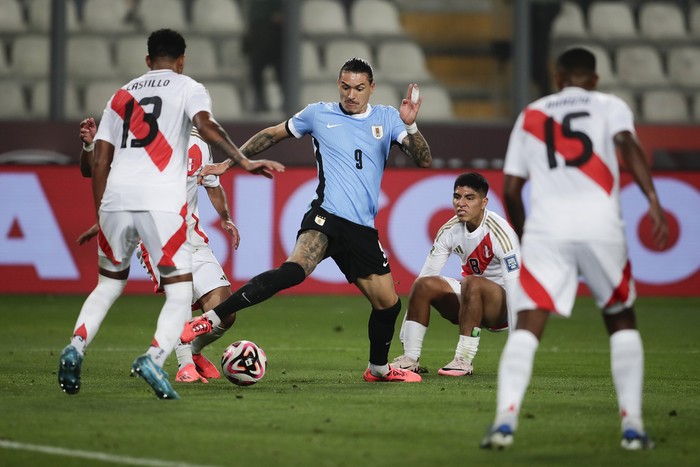 Uruguays Darwin Nunez, center, controls the ball during a qualifying soccer match for the FIFA World Cup 2026 against Peru at National Stadium in Lima, Peru, Friday, Oct. 11, 2024. (AP Photo/Daniel Apuy)