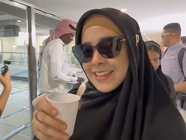 Potret Risty Tagor Kunjungi Pabrik Air Zam Zam hingga Ngopi di Kafe