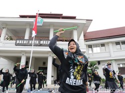 Peringati Hari Mental Sedunia, Ratusan Orang Pound With View di Kota Malang