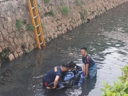 Gas Motor Nyangkut, Pengendara Nyungsep ke Sungai Bogor hingga Luka-luka