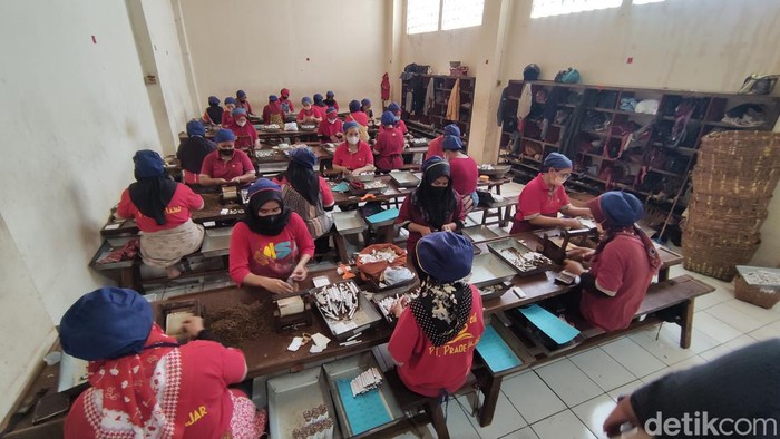 Suasana di dalam pabrik rokok Praoe Lajar di Kota Lama Semarang, Rabu (9/10/2024). Suasana di dalam pabrik rokok Praoe Lajar di Kota Lama Semarang, Rabu (9/10/2024).