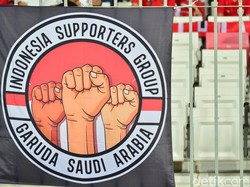 Benner bertuliskan persatuan suporter Indonesia di negara-negara Timur Tengah membentang di Bahrain National Stadium
