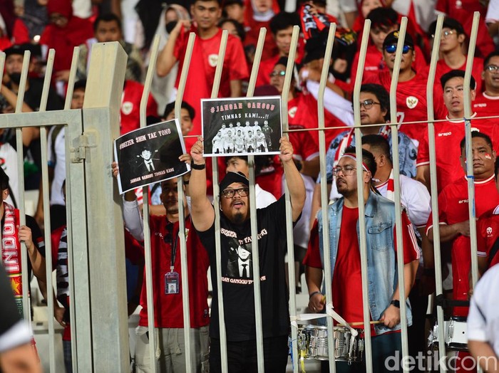 Suporter Timnas Indonesia di Bahrain