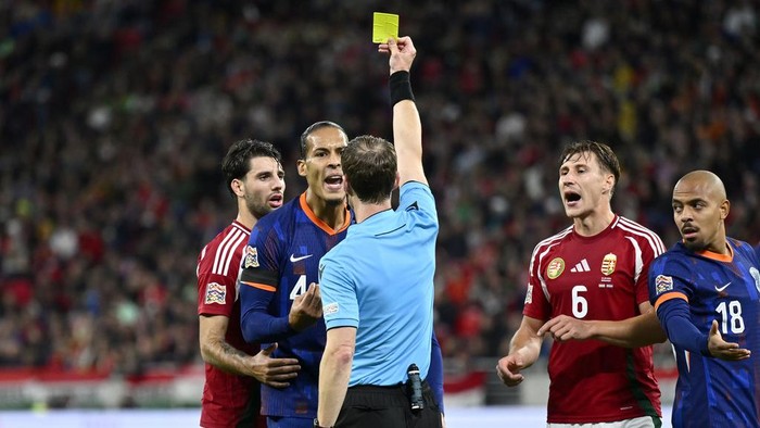 Virgil van Dijk of the Netherlands, 2nd left, argues with Referee Lukas Faehndrich when he shows him a yellow card during the Nations League soccer match between Hungary and the Netherlands at the Puskas Arena in Budapest, Friday, Oct. 11, 2024. (AP Photo/Denes Erdos)