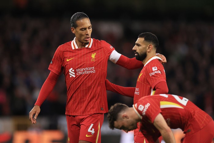WOLVERHAMPTON, ENGLAND - SEPTEMBER 28: Virgil van Dijk of Liverpool (L) consoles Mohamed Salah of Liverpool during the Premier League match between Wolverhampton Wanderers FC and Liverpool FC at Molineux on September 28, 2024 in Wolverhampton, England. (Photo by Simon Stacpoole/Offside/Offside via Getty Images)