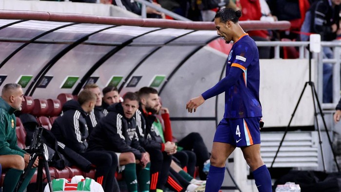 Soccer Football - UEFA Nations League - Group A3 - Hungary v Netherlands - Puskas Arena Park, Budapest, Hungary - October 11, 2024 Netherlands Virgil van Dijk walks out the pitch after being sent off REUTERS/Bernadett Szabo