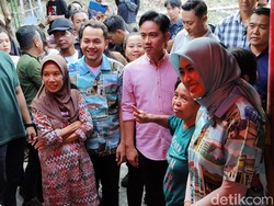 Gibran Temani Paslon Respati-Astrid Blusukan di Jebres Solo