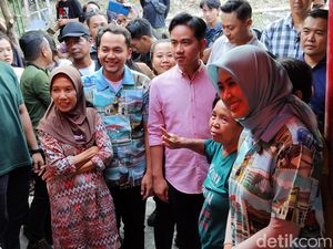 Gibran Temani Paslon Respati-Astrid Blusukan di Jebres Solo Gibran Temani Paslon Respati-Astrid Blusukan di Jebres Solo