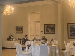 Momen Maruf Amin Nikmati Lagu Iwan Fals di Istana Cipanas