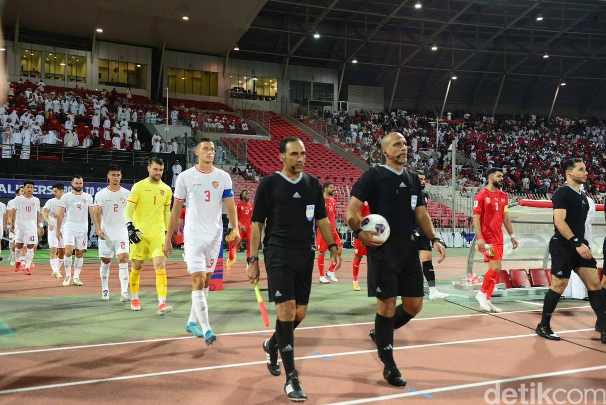 Wasit Ahmed Al Kaf (tengah memegang bola) (Foto: Jalu Pamuncar/detikSport)