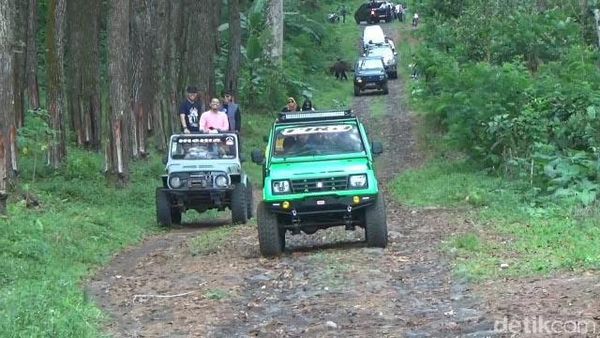Offroad Menjelajahi Sungai dan Hutan di Kaki Gunung Semeru