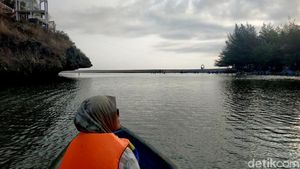 Menikmati Pantai Ngiroboyo Pacitan, Plus Susur Sungai