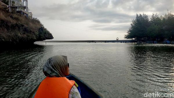 Menikmati Pantai Ngiroboyo Pacitan, Plus Susur Sungai