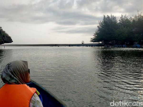 Menikmati Pantai Ngiroboyo Pacitan, Plus Susur Sungai