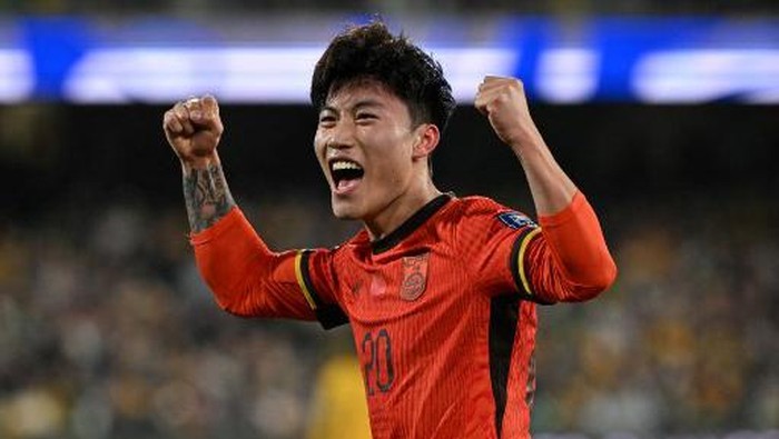 Chinas Xie Wenneng celebrates a scoring goal during the FIFA World Cup 2026 Asia zone qualifiers football match between Australia and China in Adelaide on October 10, 2024. (Photo by Brenton Edwards / AFP) / -- IMAGE RESTRICTED TO EDITORIAL USE - STRICTLY NO COMMERCIAL USE --