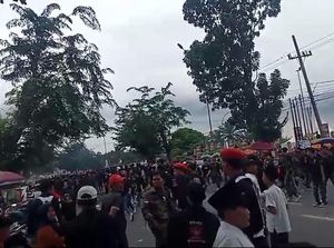 Pelantikan Grib di Medan yang Dihadiri Hercules Ricuh dengan Geng Motor Pelantikan Grib di Medan yang Dihadiri Hercules Ricuh dengan Geng Motor