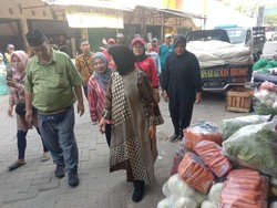 Blusukan ke Pasar di Lamongan, Risma Sebut Ada Penurunan Daya Beli