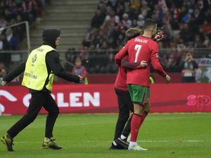 CR7 Setop Petugas Keamanan, Mau Penuhi Ajakan Selfie Penyusup Lapangan CR7 Setop Petugas Keamanan, Mau Penuhi Ajakan Selfie Penyusup Lapangan
