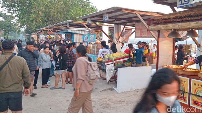 Deretan warung di Pantai Kelan, Kelurahan Tuban, Kecamatan Kuta, Badung, Rabu (9/10/2024). Warung di Pantai Kelan sudah ditata sehingga terlihat lebih rapi. (Aryo Mahendro/detikBali)
