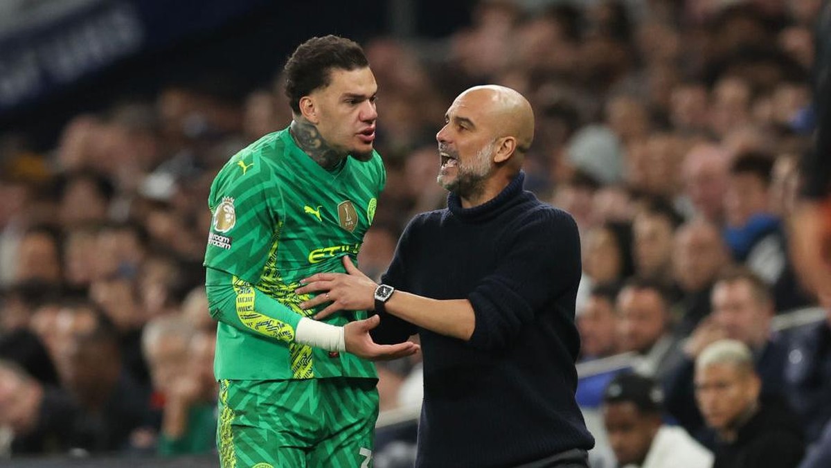 Ederson (kiri) dan Pep Guardiola. Foto: Getty Images/Catherine Ivill - AMA
