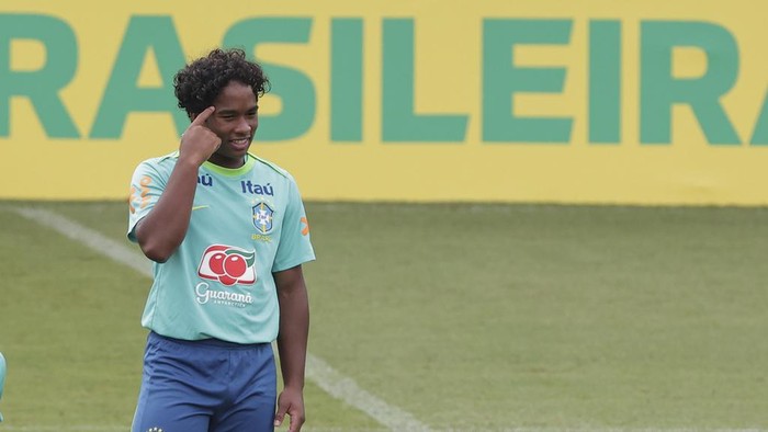 Brazils Endrick trains ahead of a World Cup 2026 qualifier soccer match against Chile in Sao Paulo, Wednesday, Oct. 9, 2024. (AP Photo/Ettore Chiereguini)