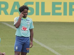 Endrick Tanda Tangani Jersey, Tetap Pegang HP Main Game di Tangan Kiri